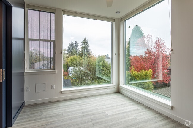 Living area - Kaya Camilla - 5510 N Denver Ave