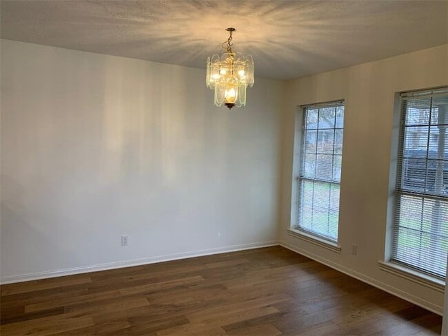 Photo - 300 Baber St