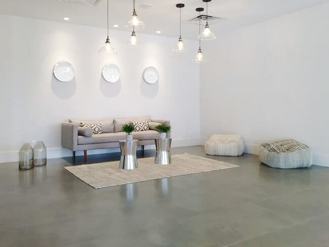 Building Photo - 5245 W Irlo Bronson Memorial Hwy Unit ID1264145P