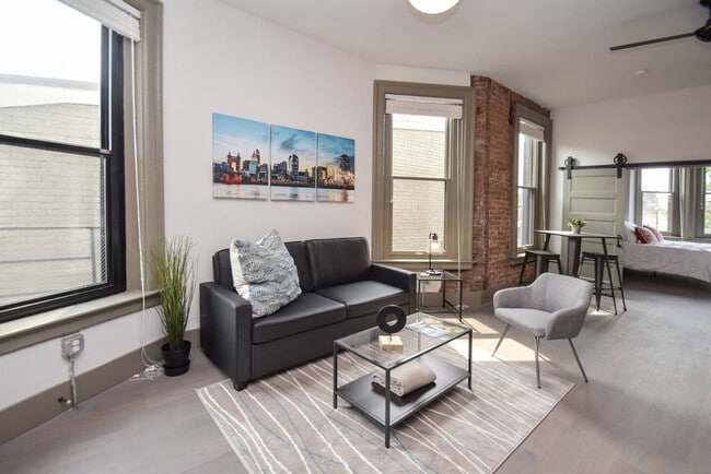 Building Photo - 1420 Elm St Unit SI FL3-ID1624838P