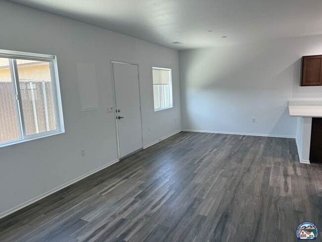 Building Photo - 518 S F St