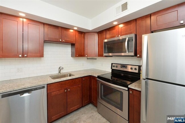 Building Photo - 20-30-30 Ridge Rd Unit A8