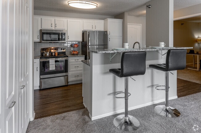 2BR, 2BA - 1,142SF - Kitchen - ReNew Town Center