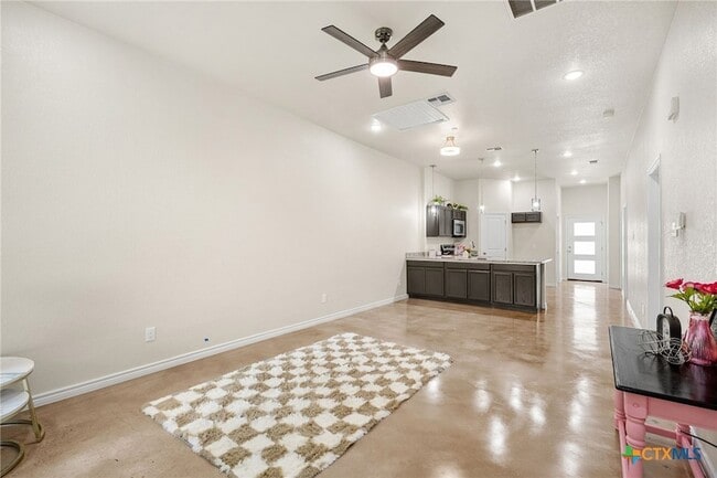 Photo - 410 W Avenue C