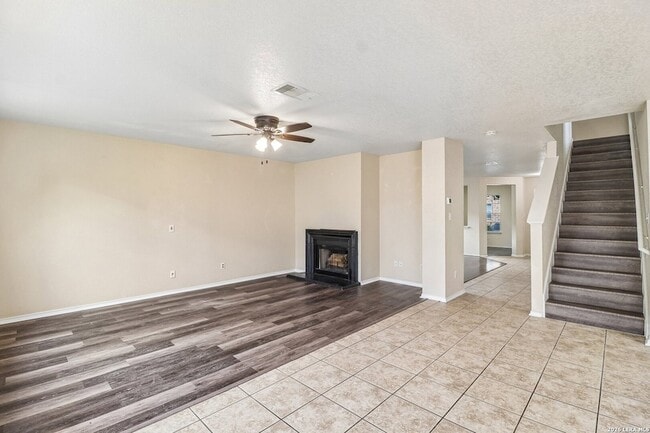 Photo - 407 Amberdale Oak