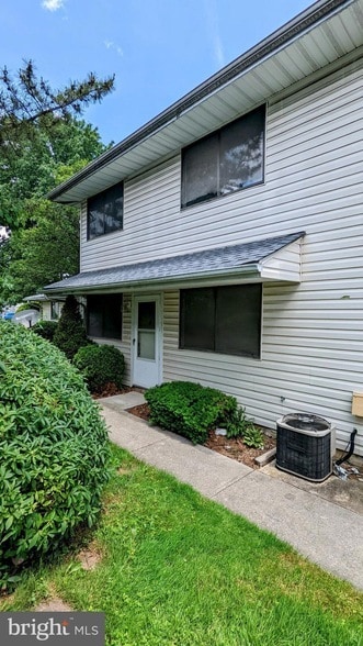 Building Photo - 1703 Fountain Rock Way Unit B