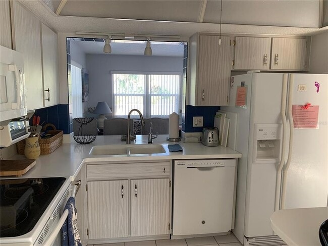 Photo - 571 Bellaire Dr