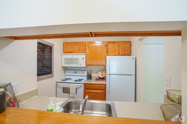 1BR, 1BA - 650SF - Kitchen - Kimball Court