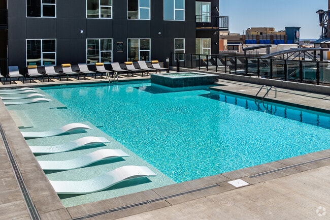 Rooftop Pool - Legends 267