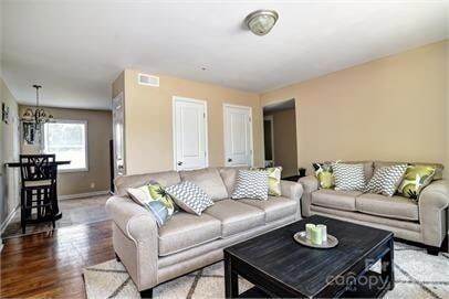 Photo - 1250 Baugh St