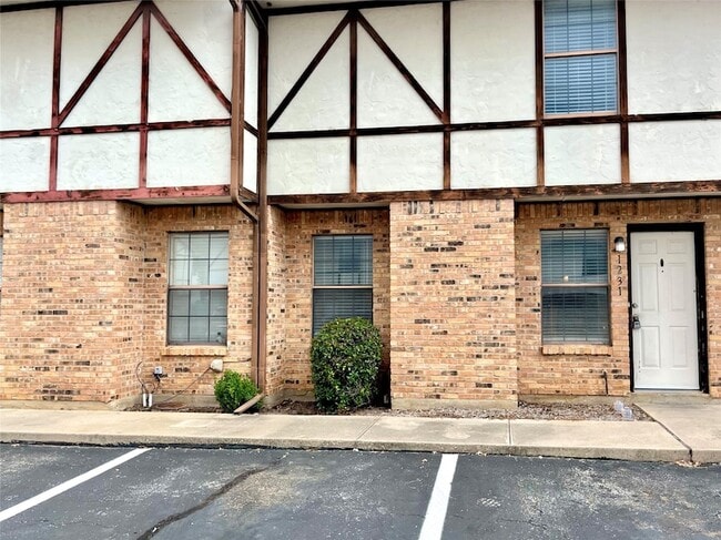 Building Photo - 1231 Dallas Dr