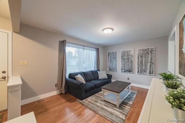 Photo - 1253 Bamford St