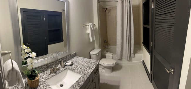 Photo - 424 W Trade St Unit ID1344188P