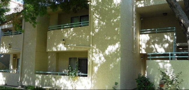 Building Photo - 820 N Sloan Ln Unit 203