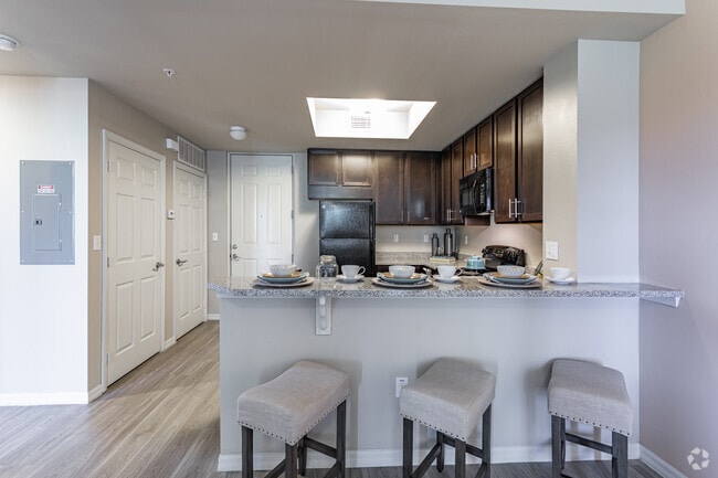 1BD, 1BA - 718 SF - Colonial Commons