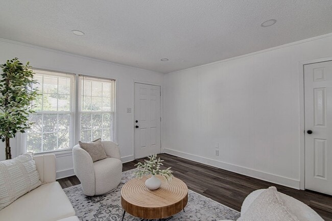 Photo - 541 NW Lorna St