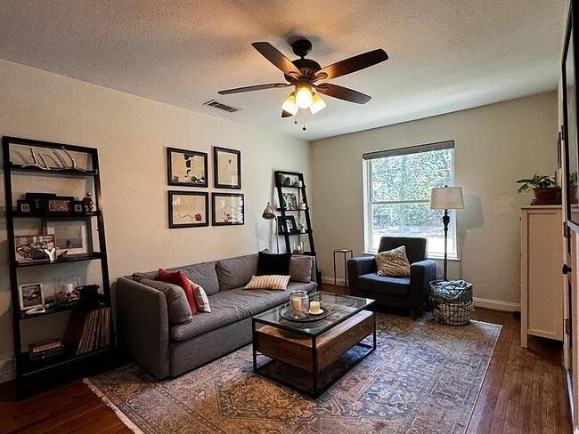 Photo - 1110 Justin Ln