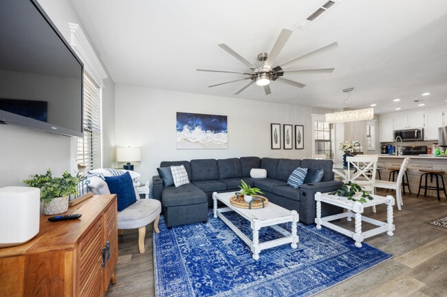 Building Photo - 17462 Front Beach Rd Unit ID1329025P