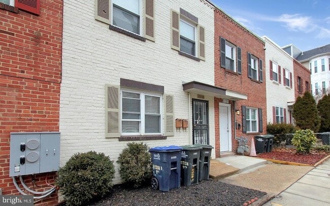 Building Photo - 2538 9th St NW