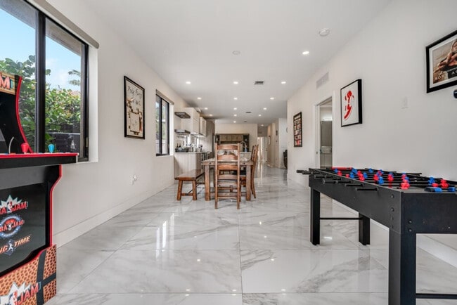 Building Photo - 828 SW 14th Ct Unit ID1287062P