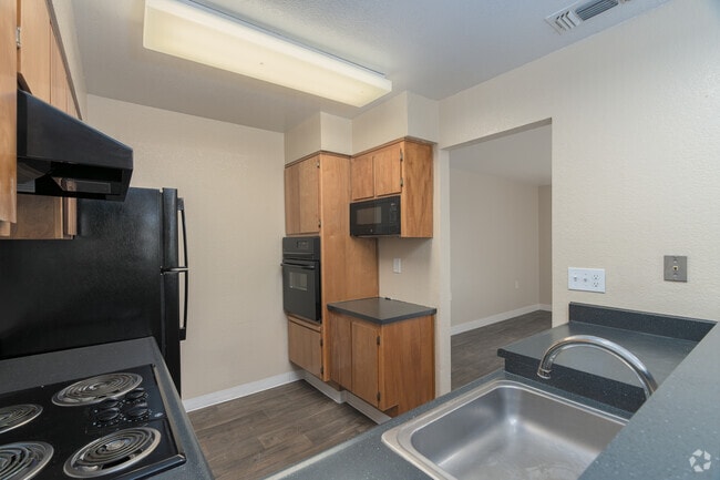 1BR, 1BA - 750SF - Kitchen - Somersett Hills