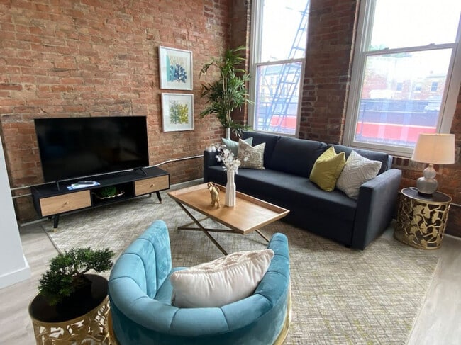 Building Photo - 1906 Elm St Unit ID1056052P