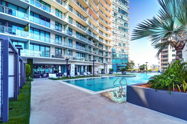 Building Photo - Midtown 5