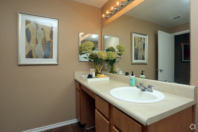 2BR - 881SF - Bathroom - Sereno Park Apartments