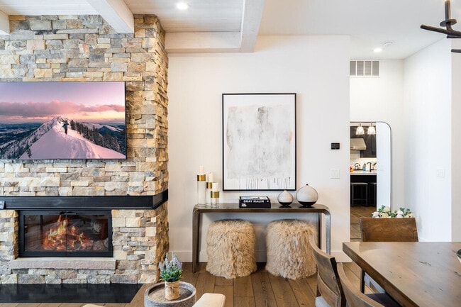 Photo - 5 Wildwood Rd W Unit ID1255729P