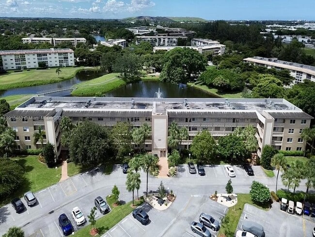 Building Photo - 4301 Martinique Cir Unit E4