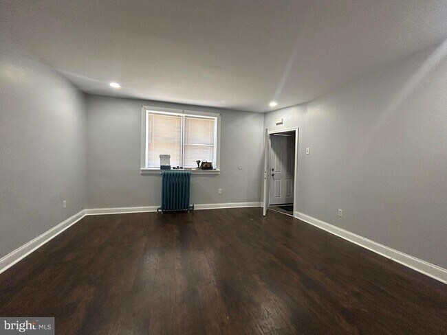 Photo - 1860 Wakeling St