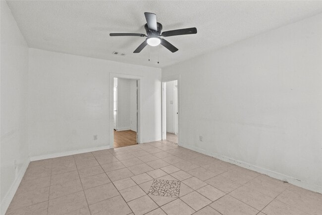 Photo - 317 E B St