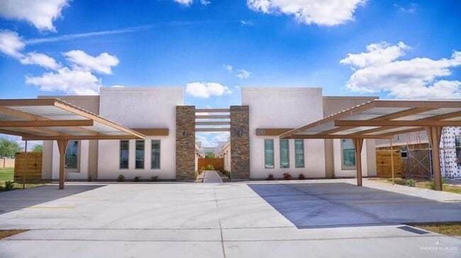 Building Photo - 1408 Deer Hls Unit 3