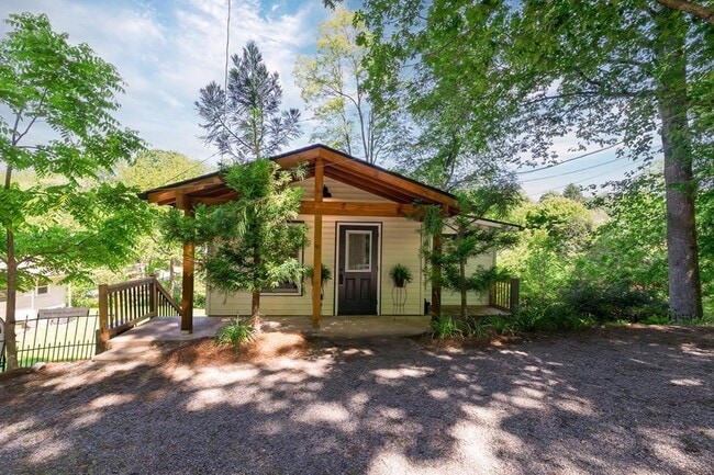 Building Photo - 140 Sloan St