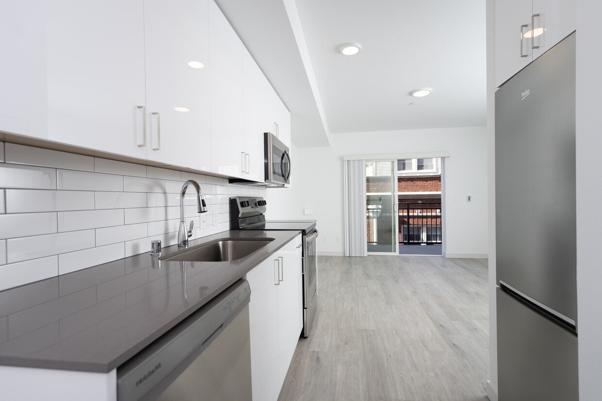 Studio with Deck Entry - Studio w/Deck