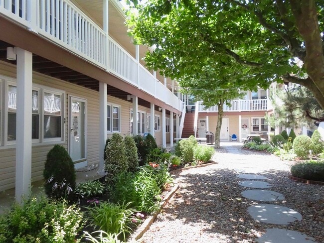 Building Photo - 6 N Newport Ave