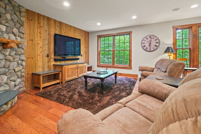 Building Photo - 15 Hemlock Dr Unit SI FL3-ID1262022P