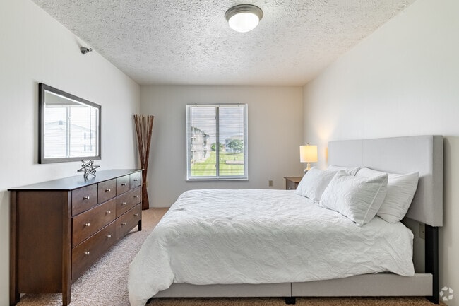 2BR, 1BA - 940SF - Primary Bedroom - Woodbury Estates Apartments