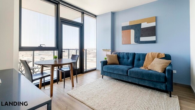 Building Photo - 513 S Damen Ave Unit 809