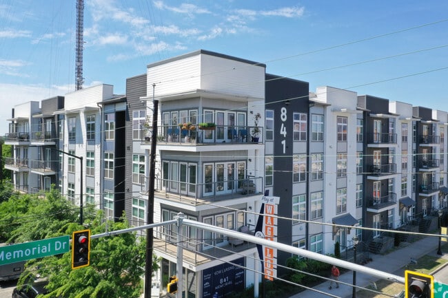 Building Photo - 841 Memorial