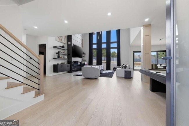 Photo - 556 Versailles Dr