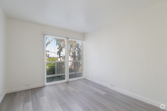 1BR, 1BA - 750SF - 225 Clifton