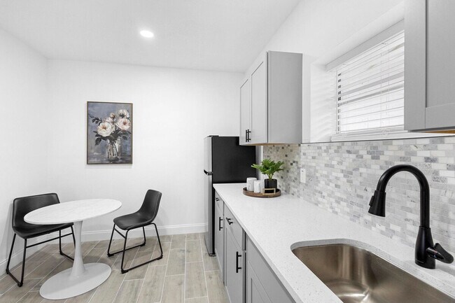 Photo - 1882 Lake St Unit ID1094219P