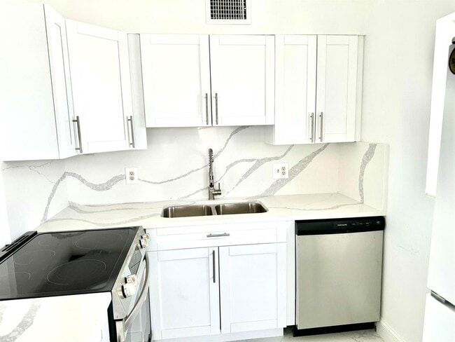 Building Photo - 3080 Lake Osborne Dr Unit 202