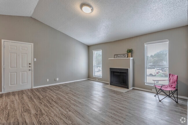 2BR, 2BA - 950 SF B1 - Living Area - Hampton Court