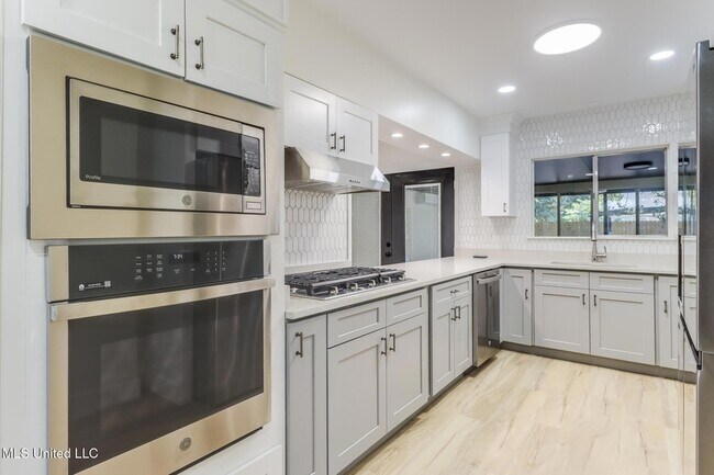 Photo - 175 St Charles Ave