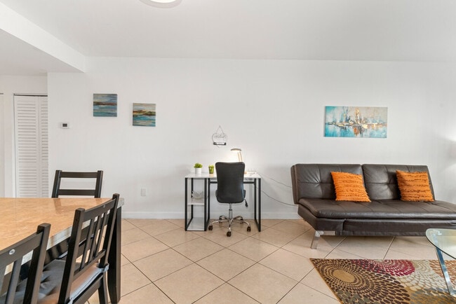 Building Photo - 3219 SW 23rd Terrace Unit SI ID1056259P