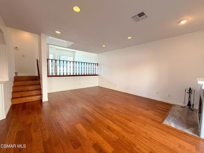 Photo - 18242 Burbank Blvd
