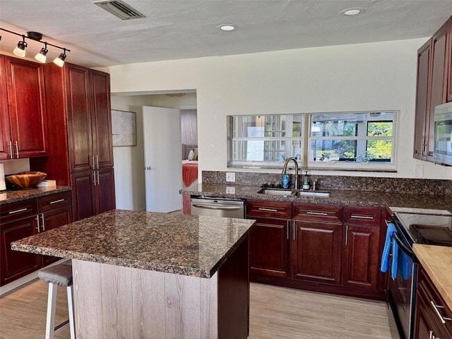 Photo - 1101 SE 4th Ct