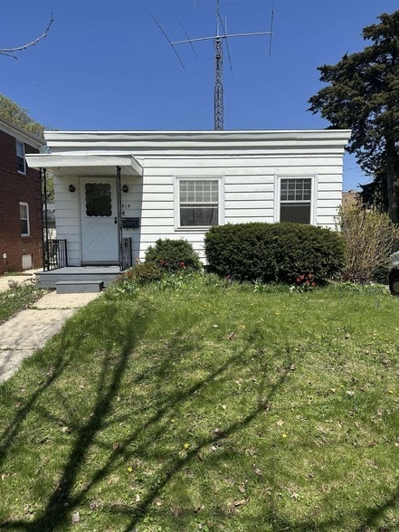 Building Photo - 514 W Lakeside St